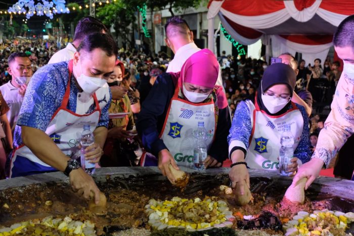 Warga Surabaya Tumplek Blek Hadiri Festival Rujak Uleg