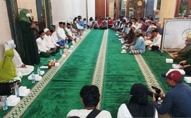 Khofifah Hadiri Tahlilan Korban Laka Bus PO Ardiansyah Dan Berdoa Bersama Warga Benowo Surabaya