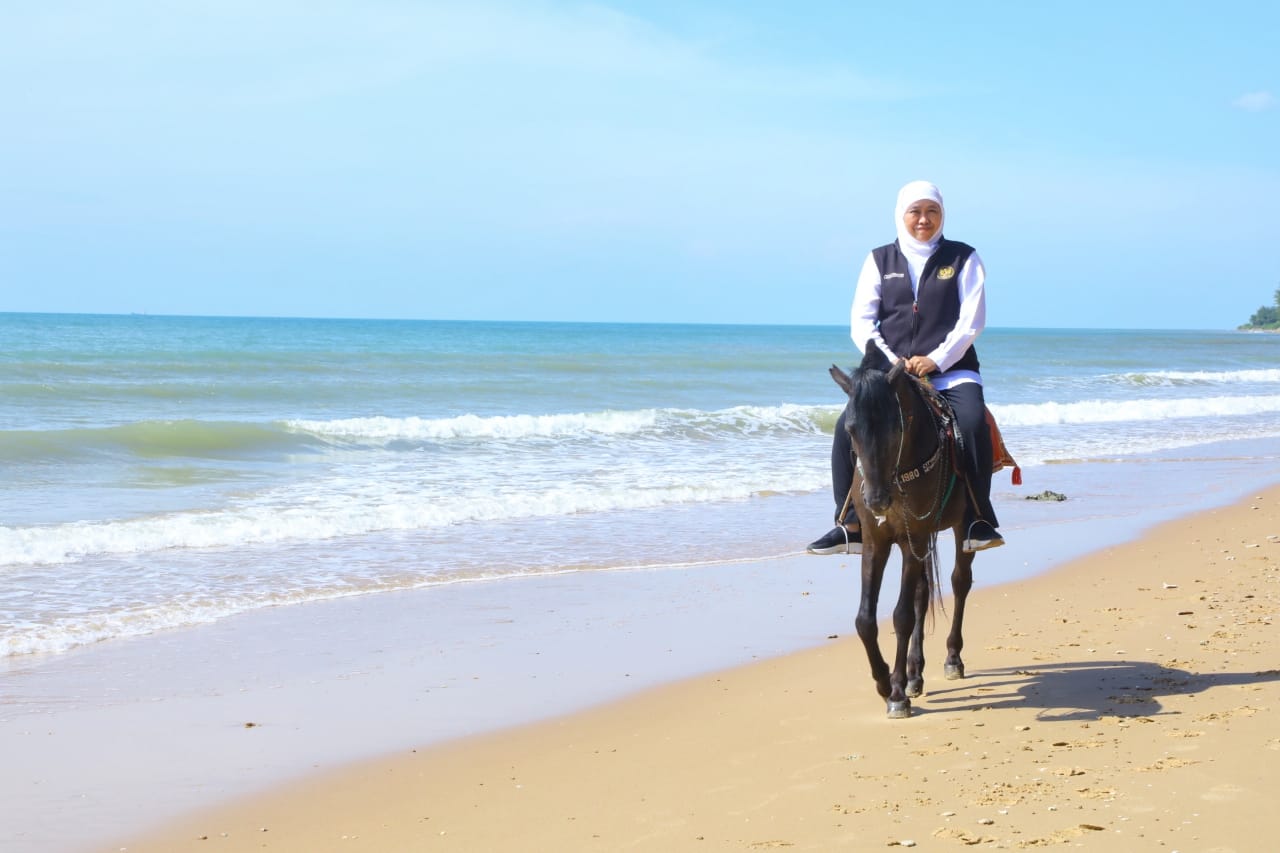 Nikmati Indahnya Berwisata di Pantai Slopeng Sumenep dengan Berkuda