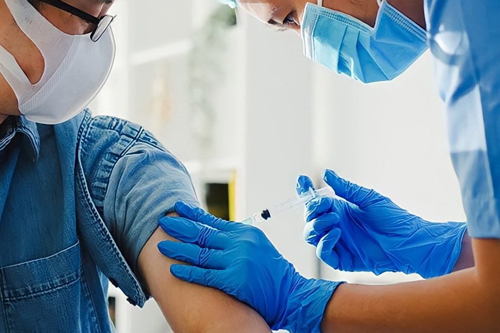 Vaksin Booster Kedua Bagi Nakes Beri Perlindungan Optimal