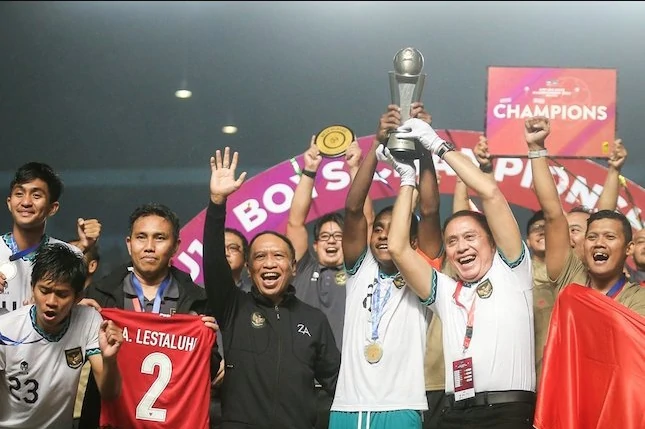 Disorot Netizen Karena IKut Angkat Piala AFF U-16, Begini Alasan Ketum PSSI