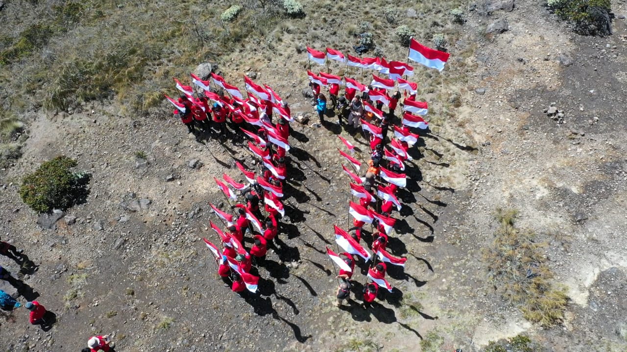 Tim Ekspedisi 77 Taklukkan Medan Terjal Gunung Arjuno dan Berhasil Kibarkan 77 Bendera Merah Putih