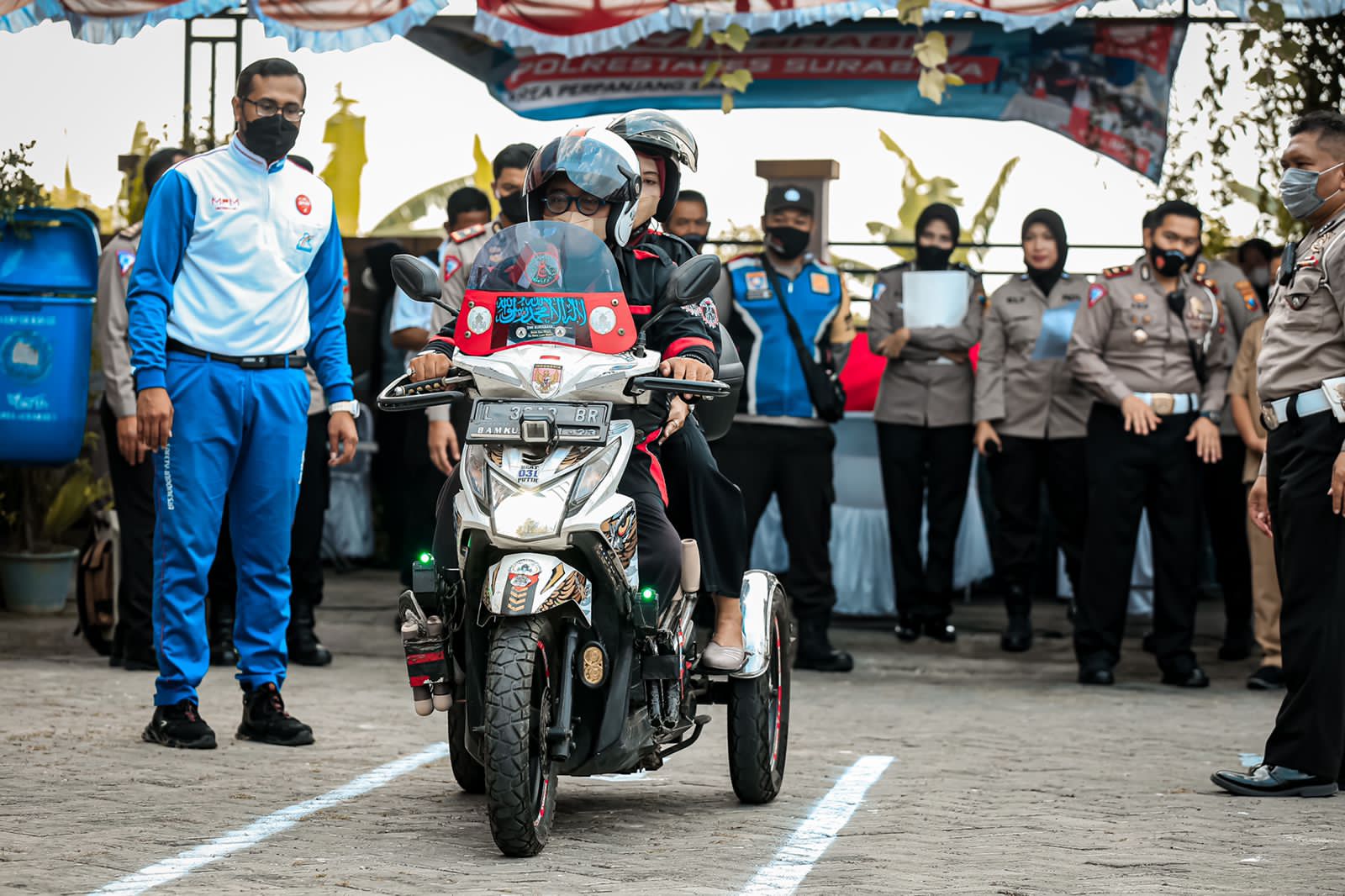 Salut, Polrestabes Surabaya Permudah Disabilitas dan Masyarakat Urus SIM Baru