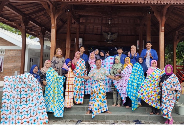 ITS Kenalkan Batik Shibori Jadi Peluang Bisnis