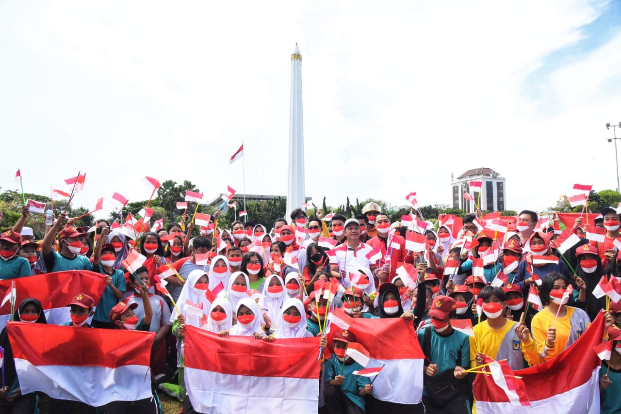 Jelang HUT Ke-77 RI, Mendagri Bersama Gubernur Jatim Galakkan Gerakan Berbagi 10 Juta Bendera