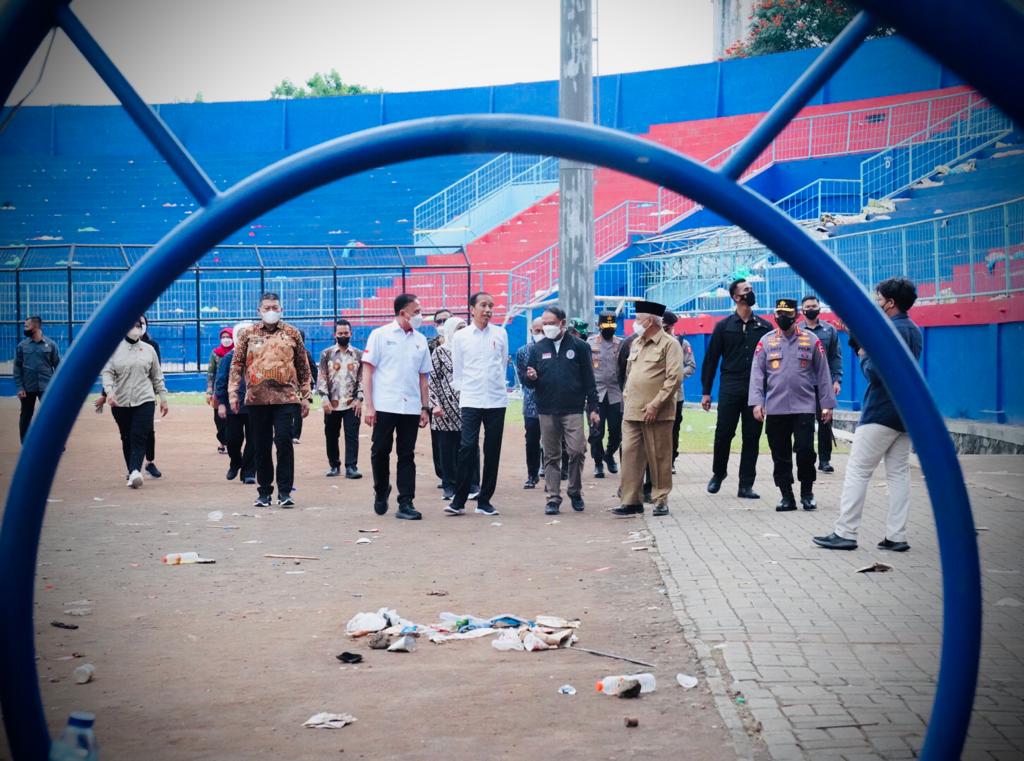 Tinjau Stadion Kanjuruhan, Presiden: Hasil Investigasi Kasus Kerusuhan Harus Segera Selesai