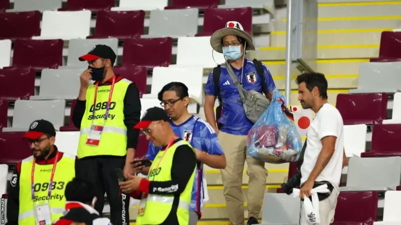 Tunda Perayaan Kemenangan Atas Jerman, Pendukung Jepang Sempatkan Bersih-bersih Stadion