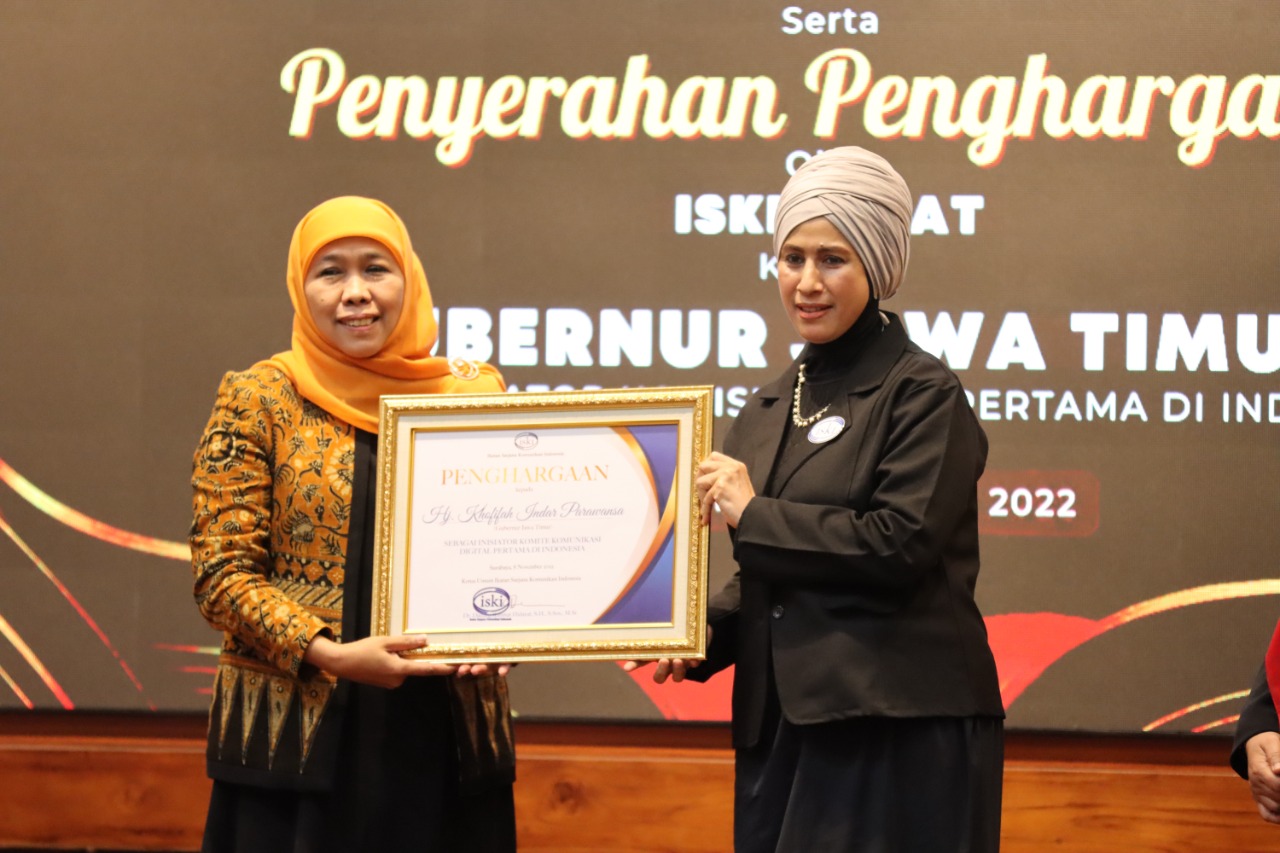 Pesan Khofifah Kepada ISKI, Saat Terima Penghargaan sebagai Inisiator Komunikasi Digital Pertama di Indonesia