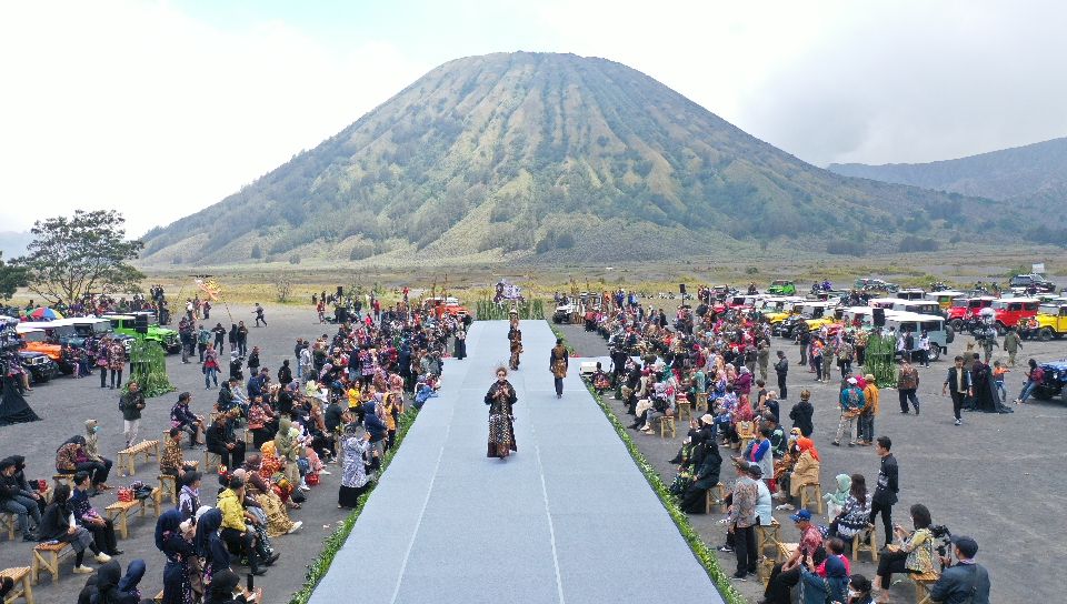 East Java Fashion Harmony (EJFH) di Bromo, Kenalkan Wastra Batik dan Tenun Khas Jatim ke Kancah Dunia