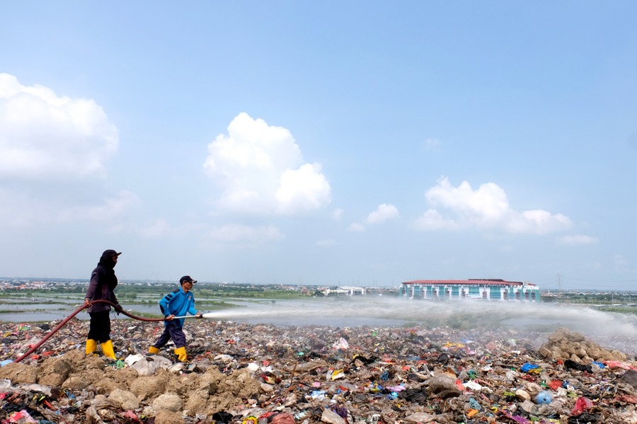 Semprotkan Larutan Organik di TPA Benowo: Antisipasi Bau Sampah di GBT