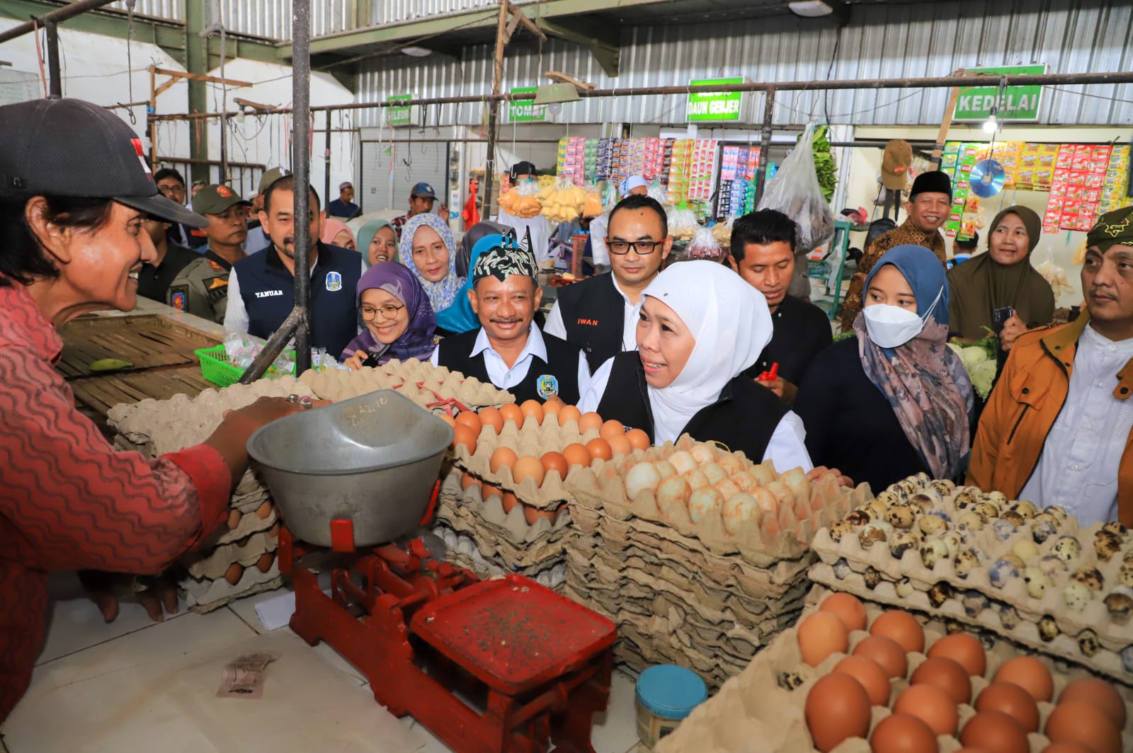 Jelang Lebaran, Khofifah: Stok dan Harga Bapok Stabil di Pasar Panarukan Situbondo