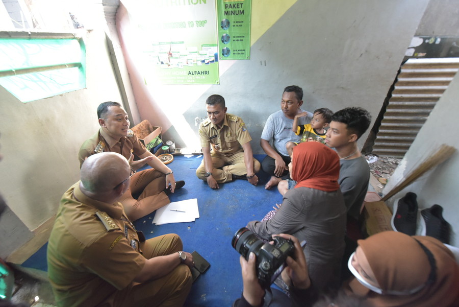Eri Cahyadi Terjun Langsung Ajak Warga Surabaya Bekerja Lewat Program Padat Karya
