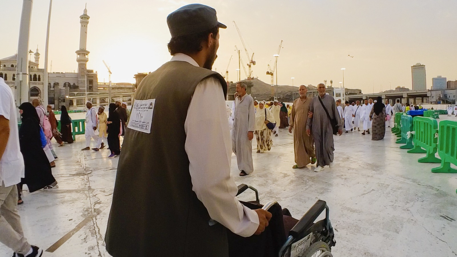 Jemaah Haji Diimbau Pakai Jasa Kursi Roda Resmi di Masjidil Haram