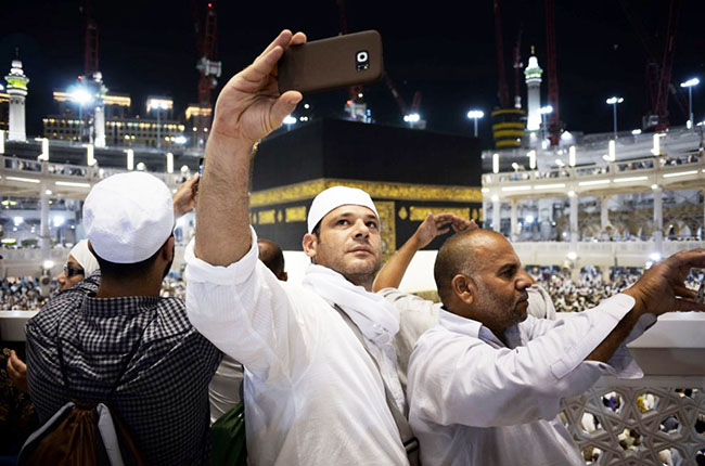 Tak Ingin Berurusan Dengan Petugas, Jangan Selfie Berlebihan di Masjidil Haram