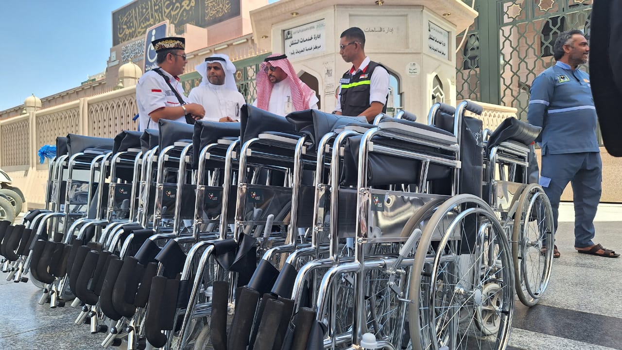 PPIH Terima Bantuan Kursi Roda dari Pengurus Masjid Nabawi