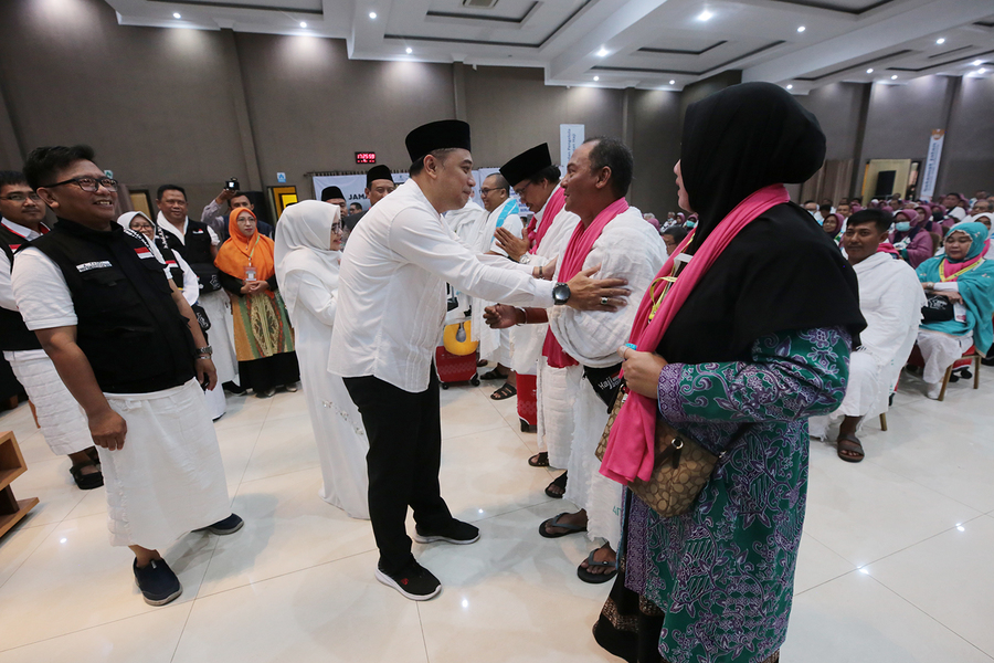 Kepada CJH Kloter 80 Wali Kota Eri Titip Doa Untuk Keselamatan Surabaya