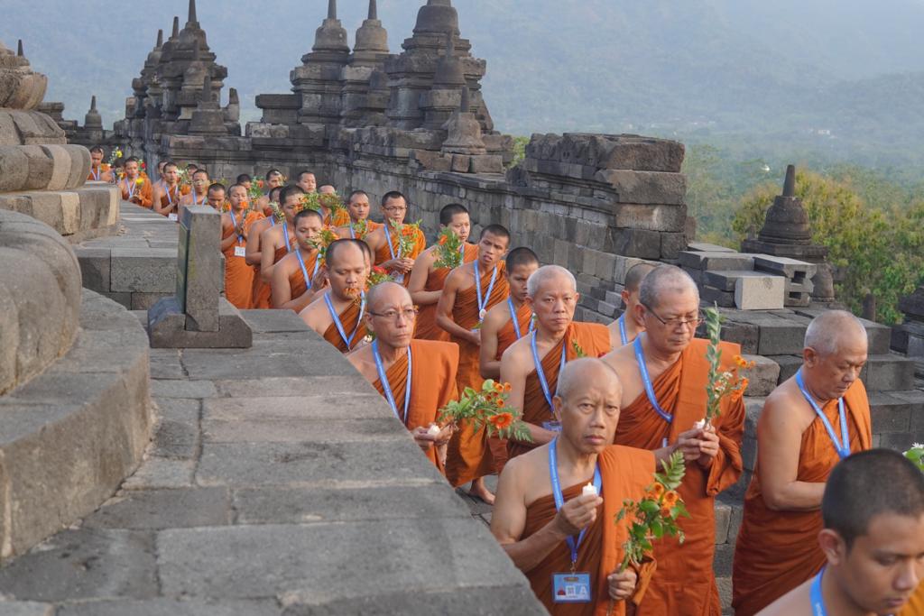 Mengenal Prosesi Pradaksina, Ribuan Umat Buddha Mengitari Candi Borobudur