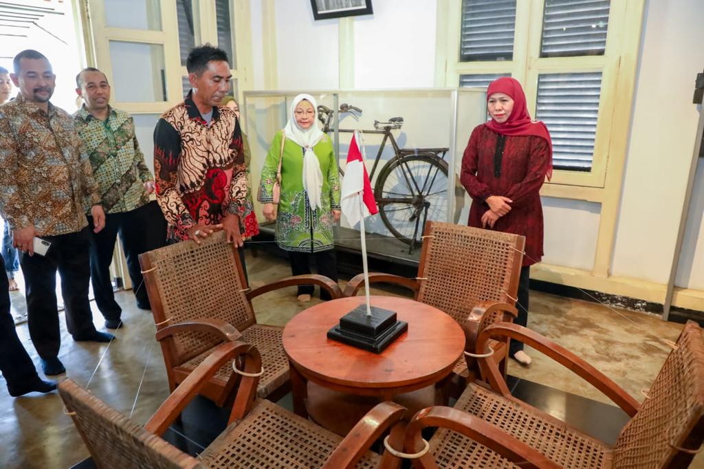 Napak Tilas Sejarah, Khofifah Kunjungi Rumah Pengasingan Bung Karno dan Fatmawati di Bengkulu