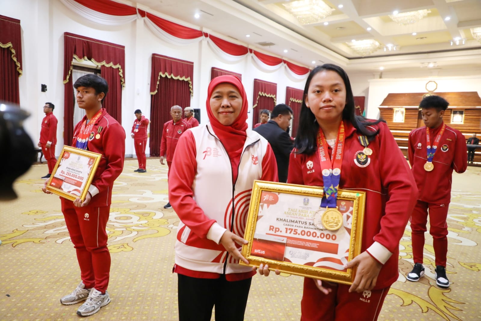 Khofifah Beri Penghargaan Pada Atlet dan Pelatih Jatim Berprestasi di ASEAN Para Games 2023
