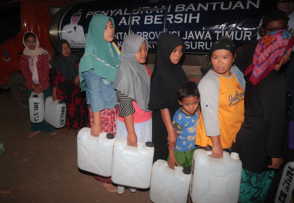 Tangani Kekeringan di Pasuruan, Pemprov Jatim Bagikan 10 Ribu Liter Air Bersih