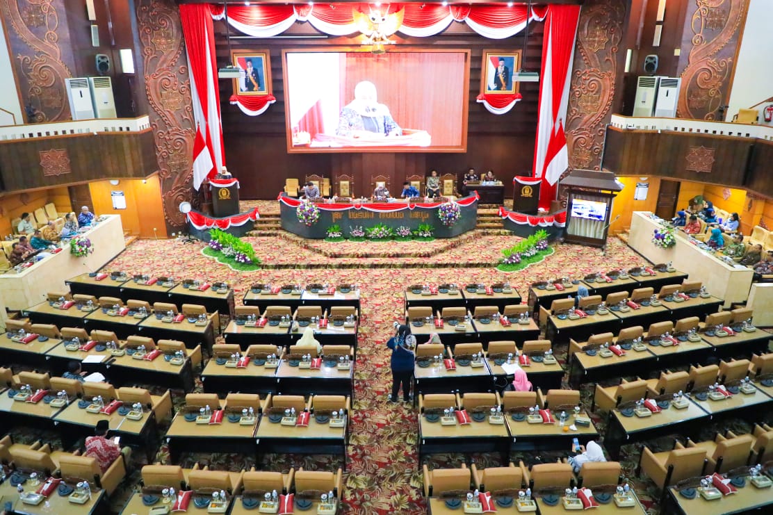 Gubernur Khofifah Sampaikan Nota Keuangan atas Raperda P-APBD 2023