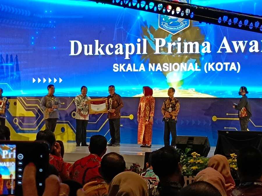 Kota Surabaya Raih Penghargaan 'Dukcapil Prima Award' Kategori Jumlah Penduduk Besar