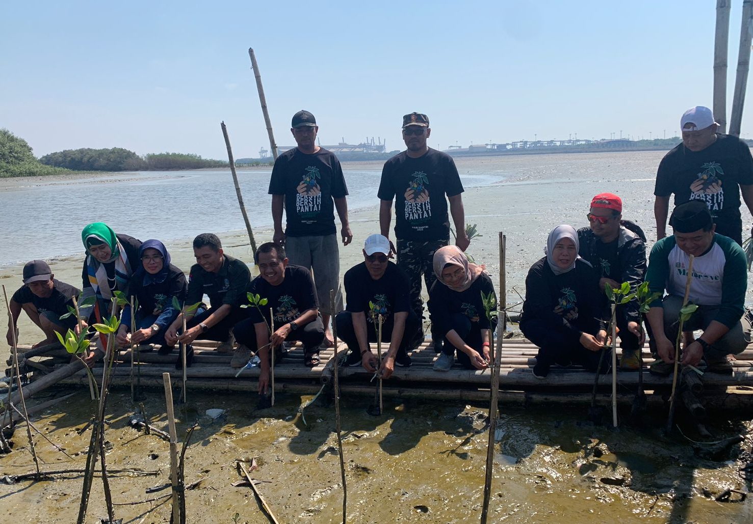Tanam Ribuan Mangrove dan Bersih-Bersih Pantai, Awali Puncak Hari Santri 2023