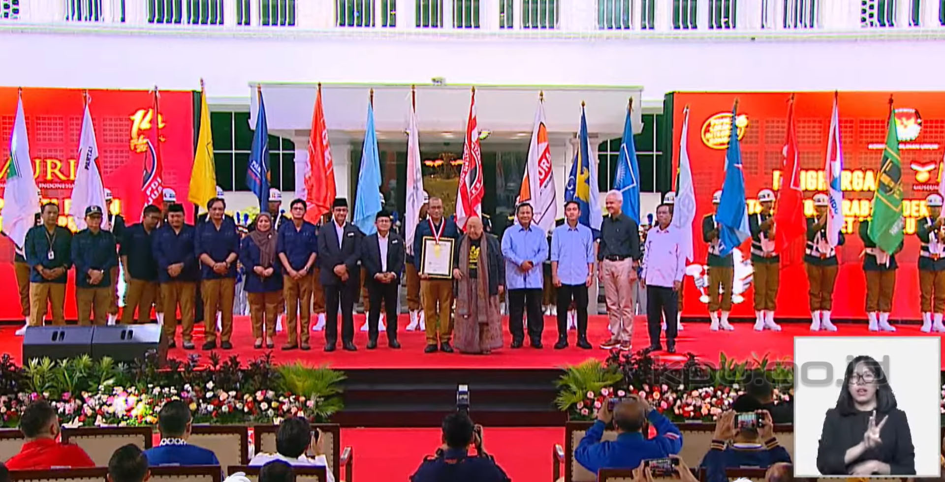 KPU Raih Penghargaan Muri, Kirab Bendera Peserta Pemilu secara Estafet Terbanyak
