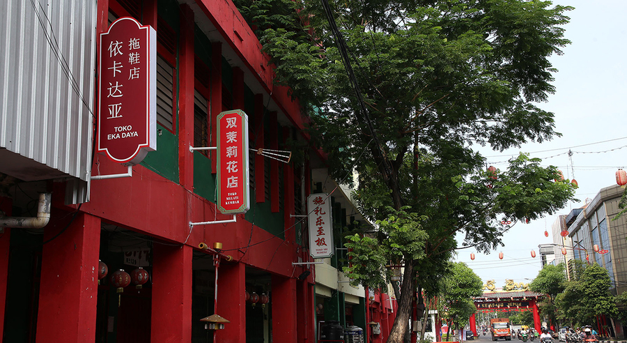 Papan Tulisan Berbahasa Mandarin Perkuat Nuansa Chinatown di  Kya-kya Kembang Jepun