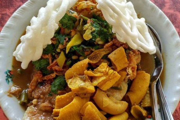 Rujak Soto: Perpaduan yang Tak Masuk Akal Tapi Dicinta