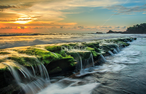 Senja Keemasan di Kerandangan, Saat Lombok Berbisik Lewat Cahaya