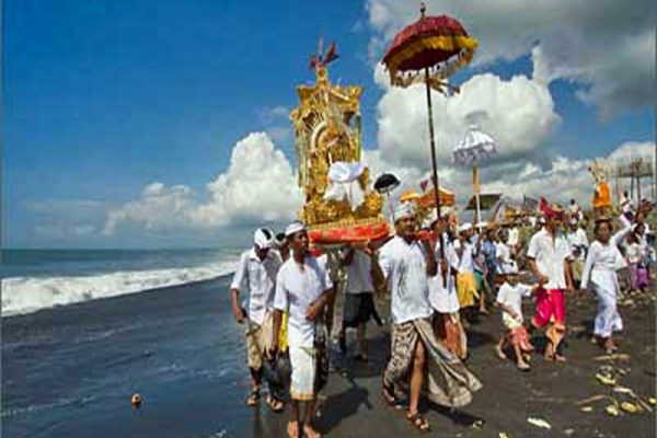 Melasti di Watu Pecak, Menyucikan Diri Menjelang Nyepi