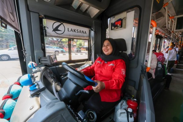 Menjemput Pagi, Menyalakan Semangat Kartini dari Balik Kemudi